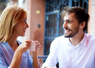 Cara Berbicara dengan Pasangan Tentang Gangguan Pendengaran