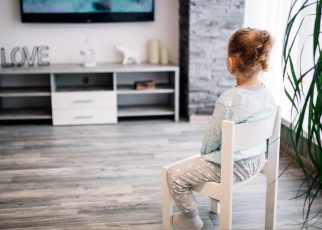 Cara Menonton TV Lebih Menyenangkan Dengan Alat Bantu Dengar