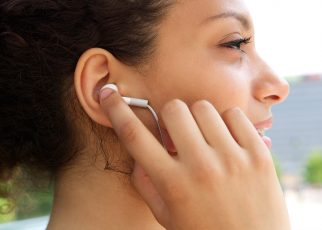 Apakah Berbagi Earbud Aman Bagi Pendengaran?