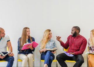 Tips Berkomunikasi Lebih Baik Bagi Penderita Gangguan Pendengaran