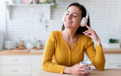 Alat Bantu Pendengaran Untuk Mendengarkan Musik