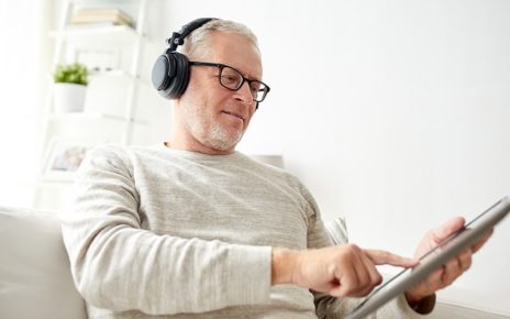 Mengatasi Telinga Berdenging dengan Musik dan Alat Bantu Dengar