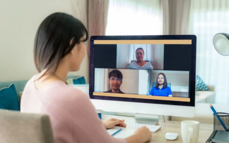 Tips Melakukan Video Conference Untuk Orang Dengan Gangguan Pendengaran