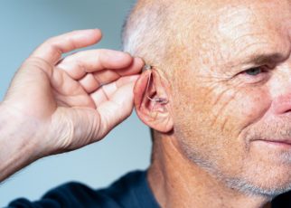 Pengobatan Telinga Berdenging dengan Musik dan Alat Bantu Dengar