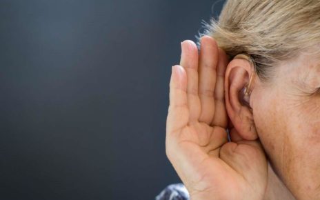 Perbedaan Alat Bantu Dengar dan Pengeras Suara Personal