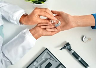 Cara Menjaga Alat Bantu Dengar dari Kelembapan