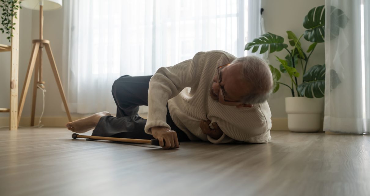 Gangguan Pendengaran yang Tidak Diatasi Meningkatkan Risiko Jatuh