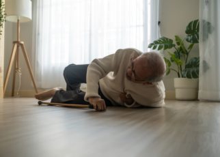 Gangguan Pendengaran yang Tidak Diatasi Meningkatkan Risiko Jatuh