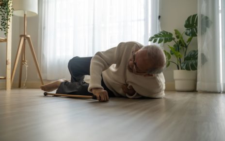 Gangguan Pendengaran yang Tidak Diatasi Meningkatkan Risiko Jatuh