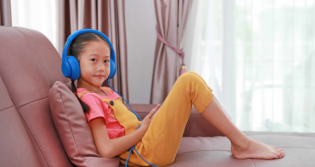 Penggunaan Headphone Meningkatkan Risiko Gangguan Pendengaran Pada Anak