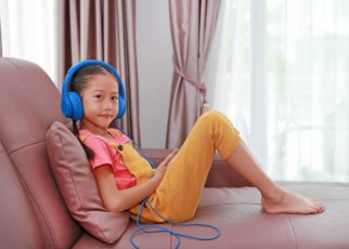 Penggunaan Headphone Meningkatkan Risiko Gangguan Pendengaran Pada Anak