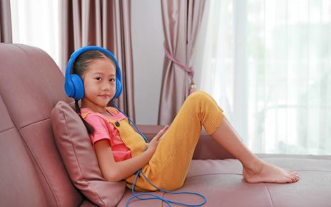Penggunaan Headphone Meningkatkan Risiko Gangguan Pendengaran Pada Anak