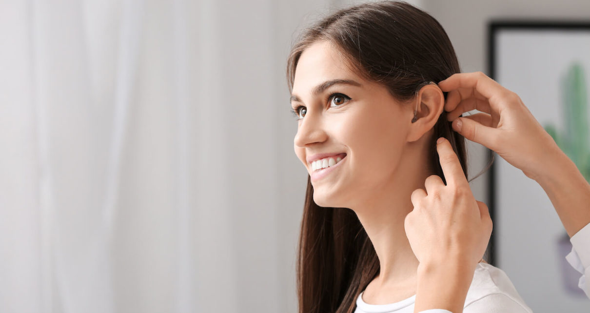 Yuk simak apa yang membuat pemasangan alat bantu dengar berhasil dan bagaimana cara mendapatkan hasil yang maksimal dari pengalaman mendengar Anda.