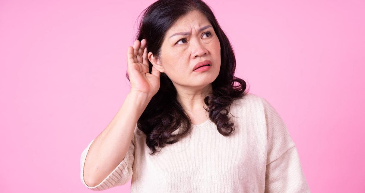 Gangguan pendengaran mendadak umumnya terjadi karena kerusakan pada telinga bagian dalam, atau adanya masalah pada sel rambut telinga bagian dalam.