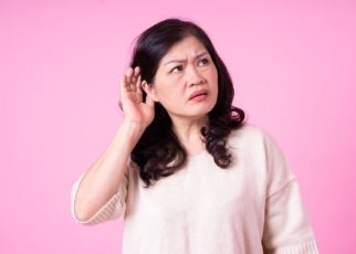 Gangguan pendengaran mendadak umumnya terjadi karena kerusakan pada telinga bagian dalam, atau adanya masalah pada sel rambut telinga bagian dalam.