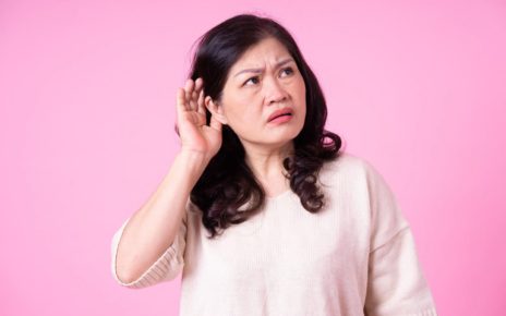 Gangguan pendengaran mendadak umumnya terjadi karena kerusakan pada telinga bagian dalam, atau adanya masalah pada sel rambut telinga bagian dalam.